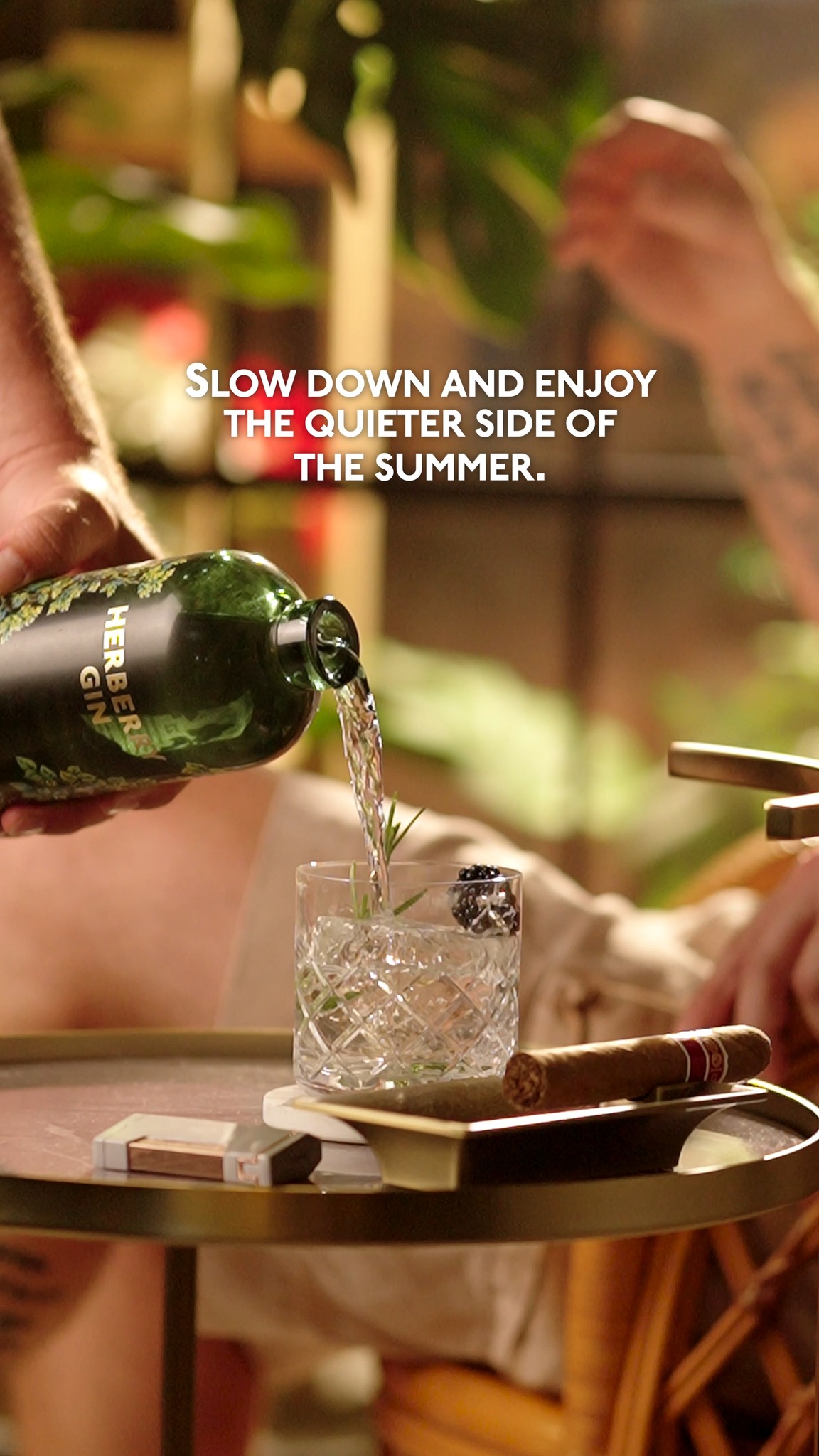 Summer doesn't end yet - it just gets quieter.

Some of the best moments happen after the crowds are gone, when the light turns golden and the evenings ask for nothing but a good drink and no rush.

Enjoy it with Herberry Gin. Available via link in bio or at @billa_sk  and @yemepotraviny